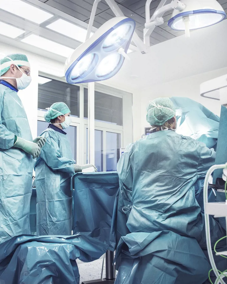 Bilde av kirurger på en operasjonsstue